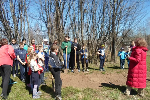 Dr. Ludmila Zhirina with Students at a Double-Digging Demonstration in Northern Russia